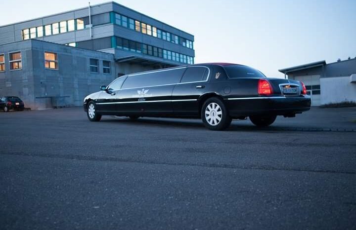 Lincoln Town Car Stretchlimousine voll